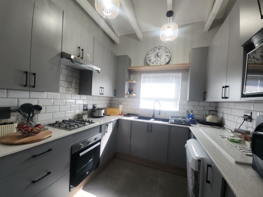 To Let 2 Bedroom Property for Rent in Ifafi North West